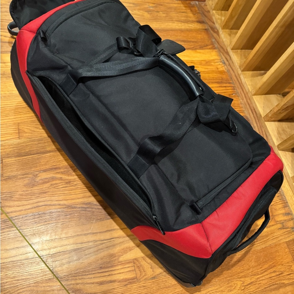 Tumi Black and Red Duffel Bag Durable Travel Essential - Picture 9 of 16